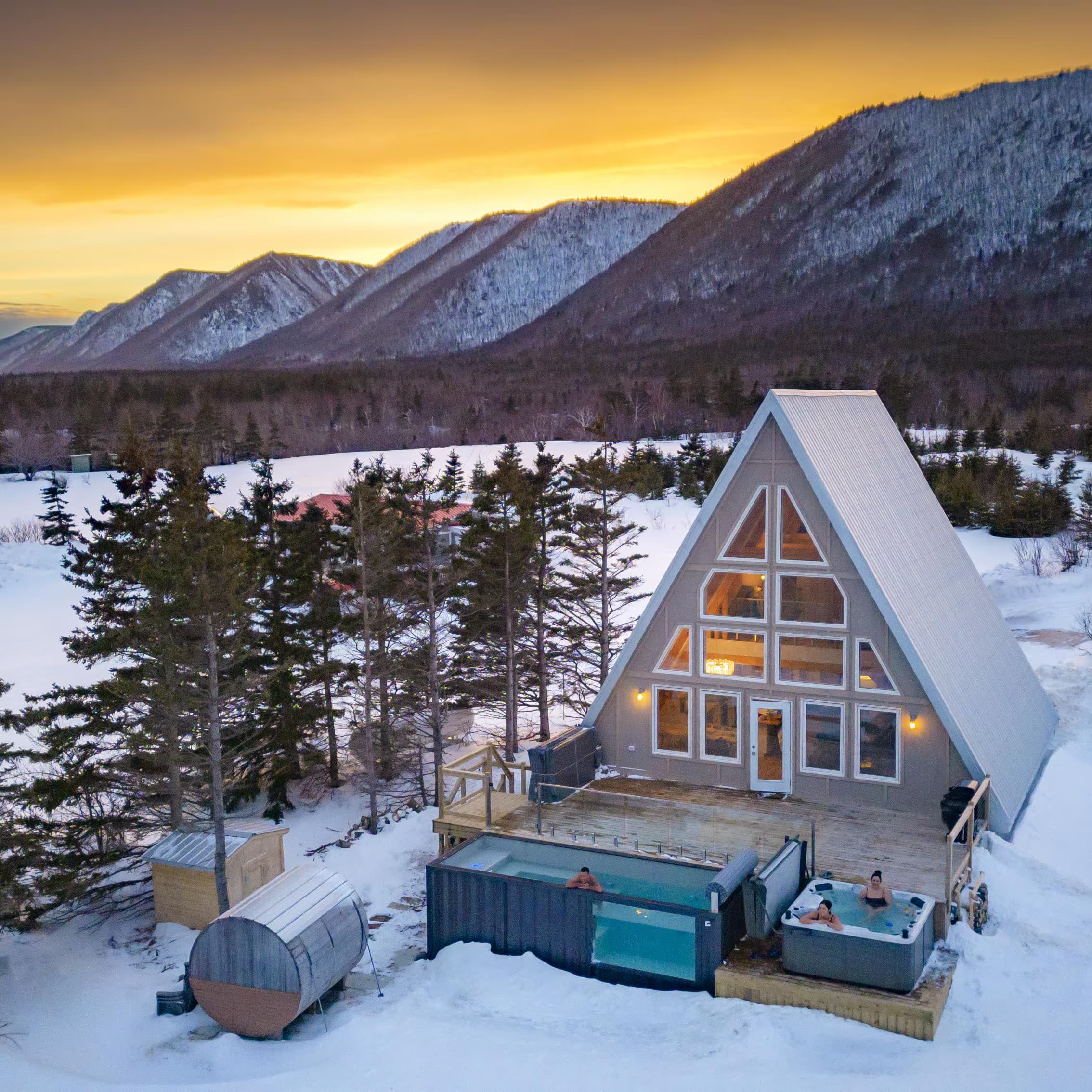 Sidanna Retreat: Mystical Beachfront Chalet